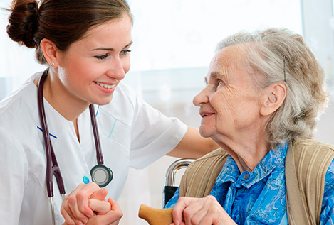 Eine Pflegefachkraft mit einer älteren Dame um die rechtlichen Bedingungen sicher zu stellen für die Pflege zu Hause vermittelt durch die IAHA