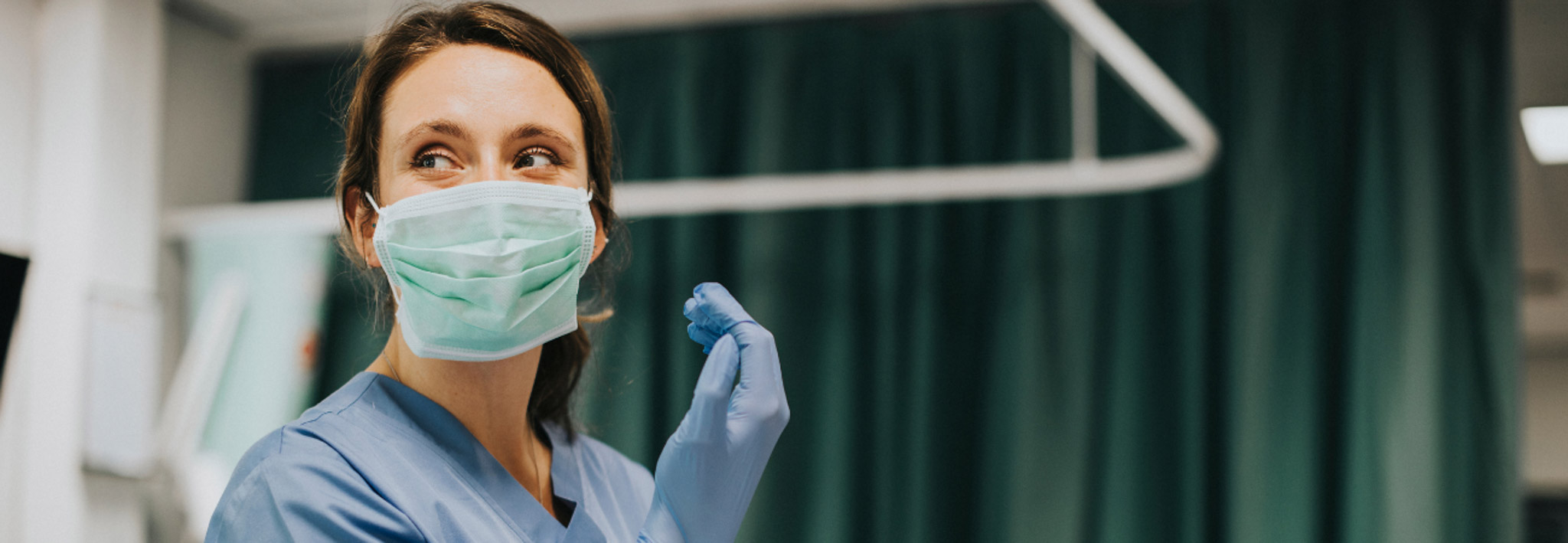 Pflegekraft mit medizinischem Material