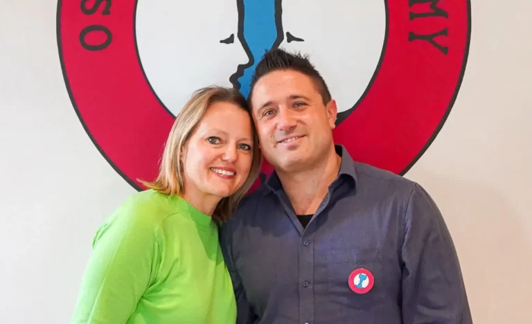 Paar vor einem bunten Hintergrund